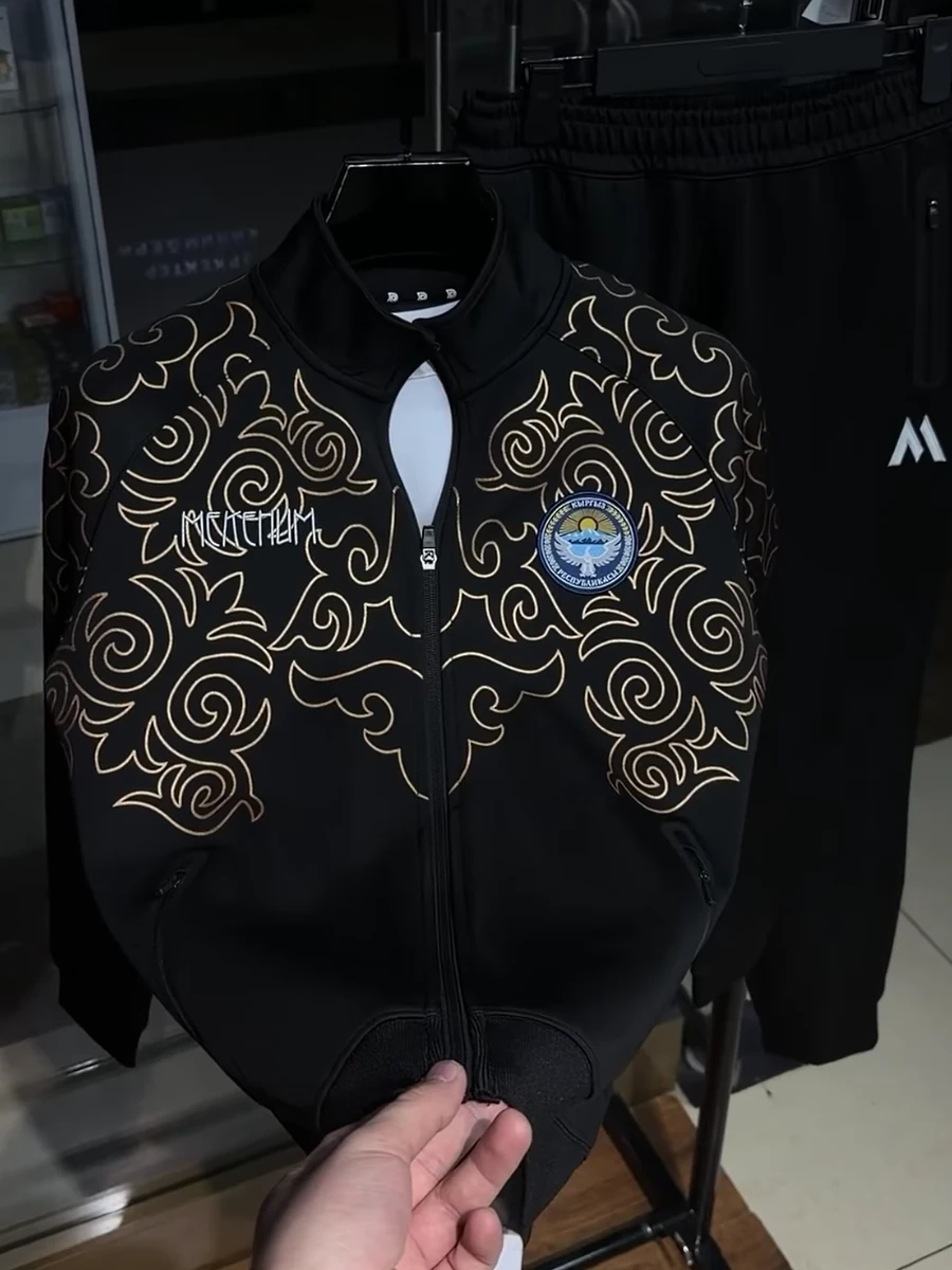 Мужская черная двойка 'Мекеним' с гербом