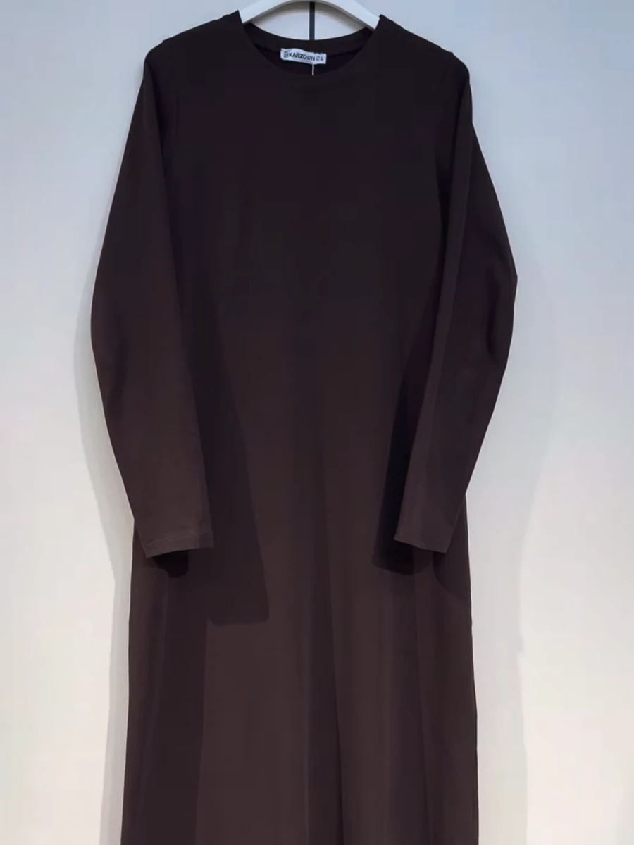 Закрытое длинное платье шоколадного цвета с длинным рукавом – скромный женский базовый образ