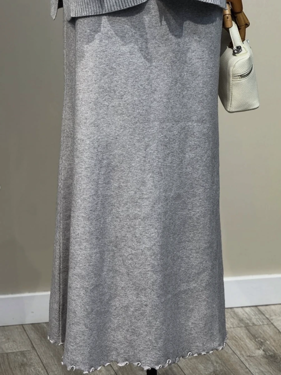 Длинная серая юбка