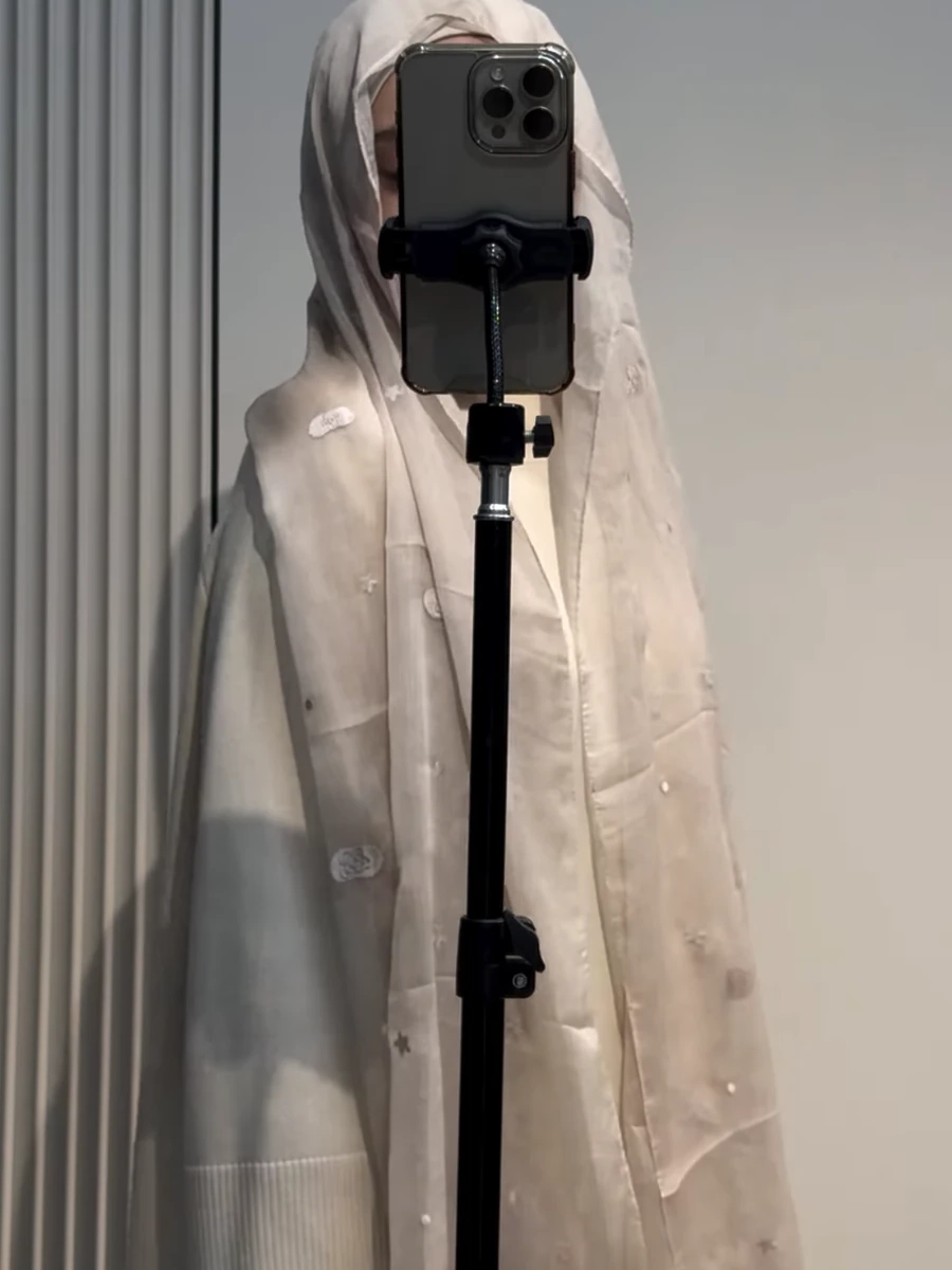 Женский шарф из жоржета бежевый с деликатным декором