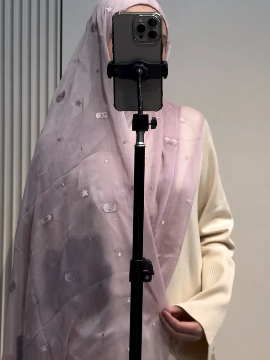 Женский шарф из жоржета розовый с деликатным декором