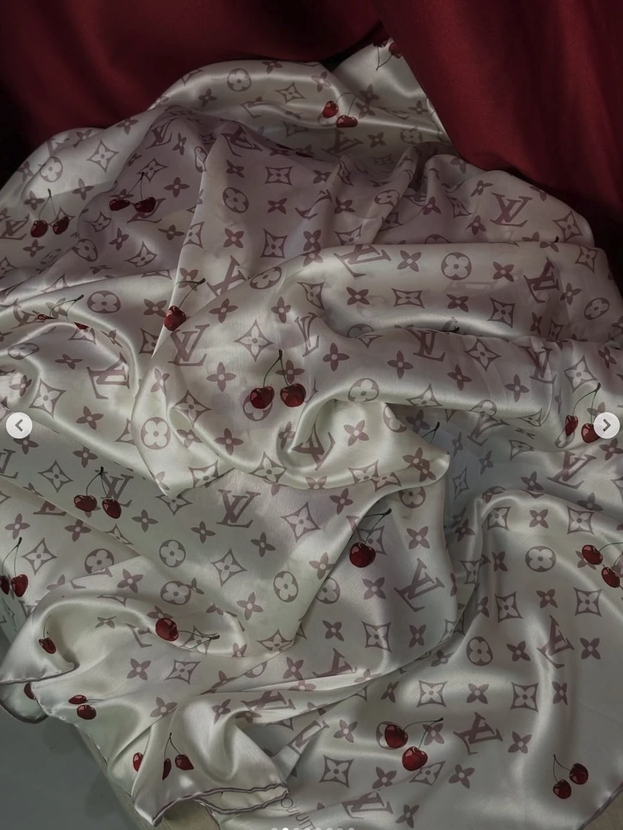 Белый Cherry платок из итальянского шелка 110/110