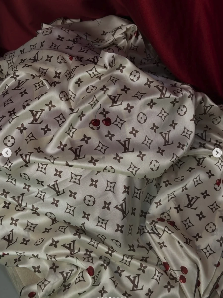 Айвори Cherry платок из итальянского шелка 110/110