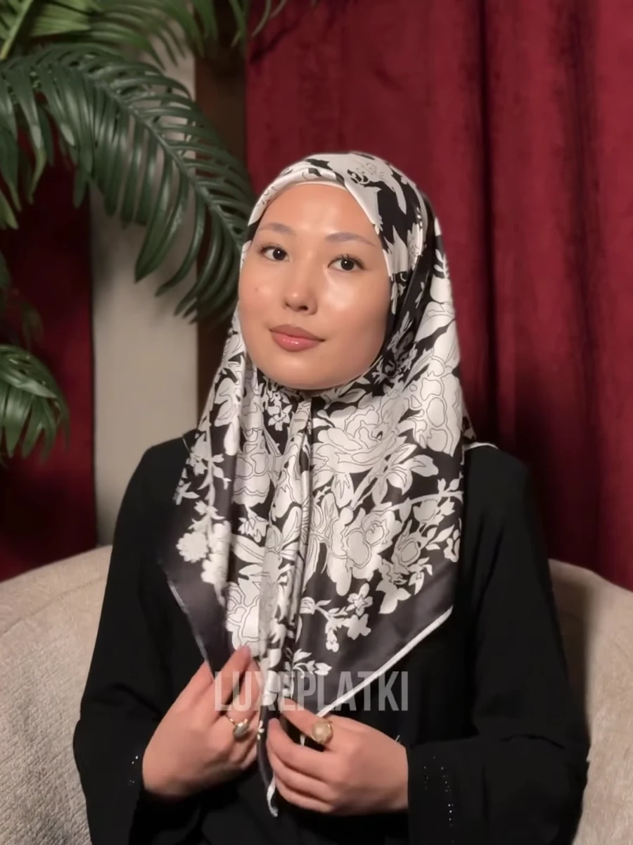 Платок из атласа 90/90