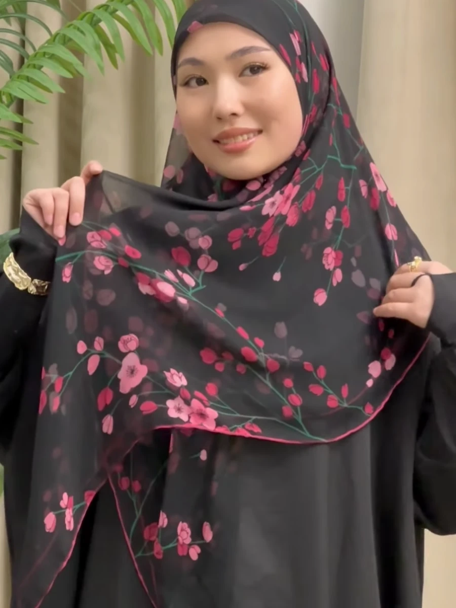 Платок черный с цветками из жоржета