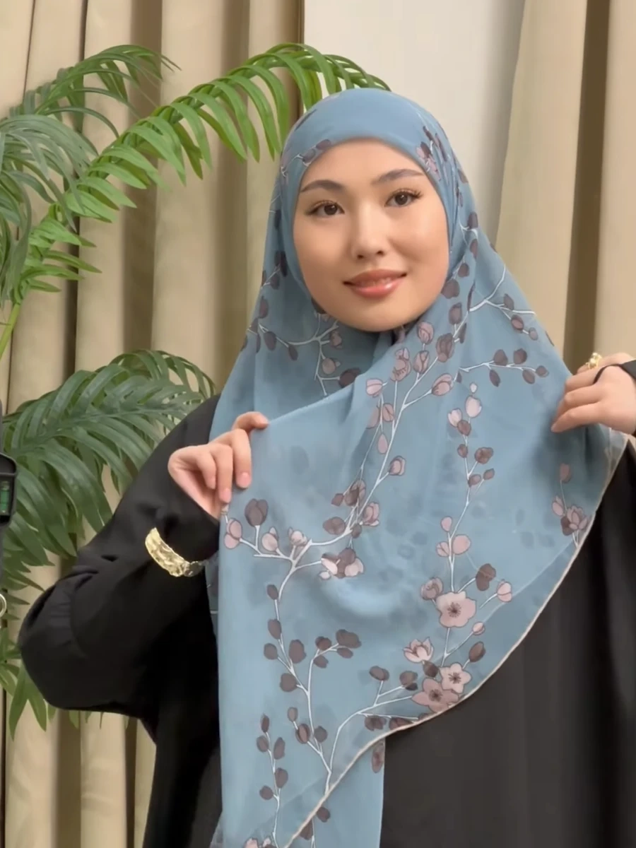 Платок голубой с цветками из жоржета