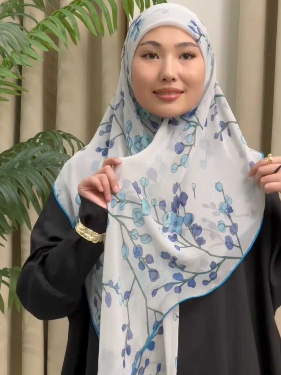 Платок белый с синими цветками из жоржета